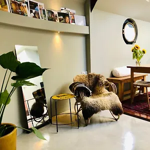 https://houseboat-tante-piet.amsterdamhotelsnl.com
