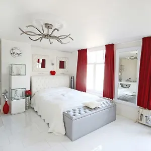 https://white-luxury-penthouse-in-city-centre.amsterdamhotelsnl.com